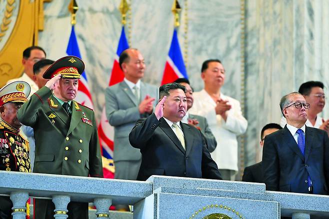 지난해 7월 북한 평양에서 열린 전승절 기념 열병식에서 김정은(가운데) 북한 국무위원장의 양 옆에 중국, 러시아 대표들이 서있다./뉴스1