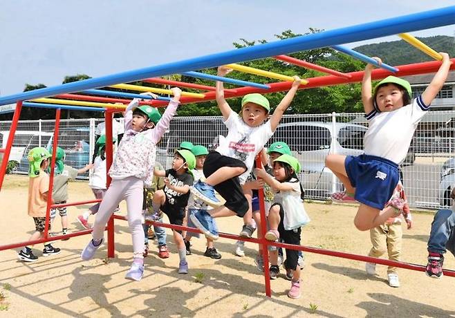 우지타와라정 보육원 아이들이 서킷운동으로 철봉 매달리기를 하는 모습ⓒ우지타와라정 프로젝트 소개 페이지