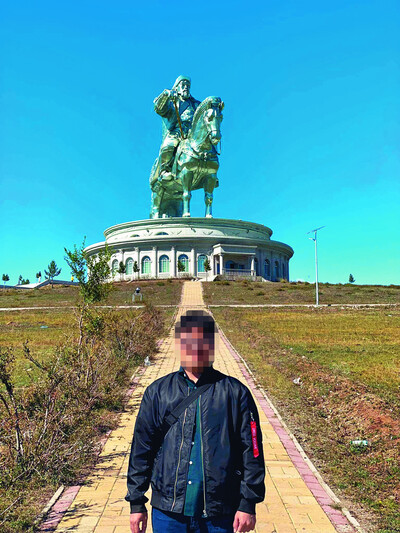 2021년 가을 김호준씨가 몽골 수도 울란바토르에서 동쪽으로 54㎞ 거리에 있는 초대형 칭기즈칸 기마동상(40m) 앞에 섰다. 김호준 제공