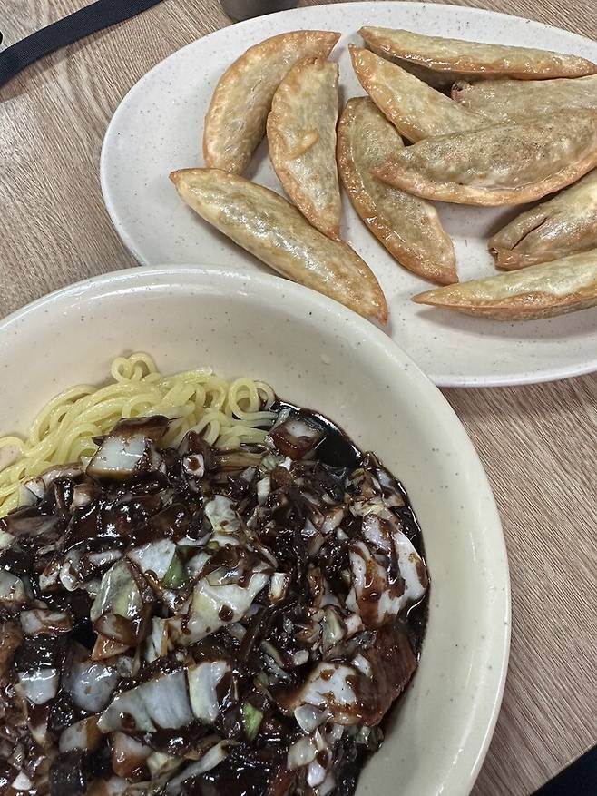 삼척 대회 전날 짜장면 곱빼기와 군만두 한 접시로 ‘카보 로딩’을 했다.