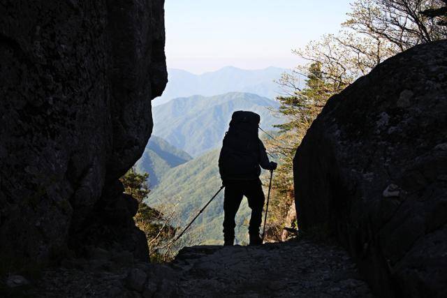 형제봉 바위 사이로 지리산 산줄기가 그림처럼 펼쳐진다. ⓒ박준규