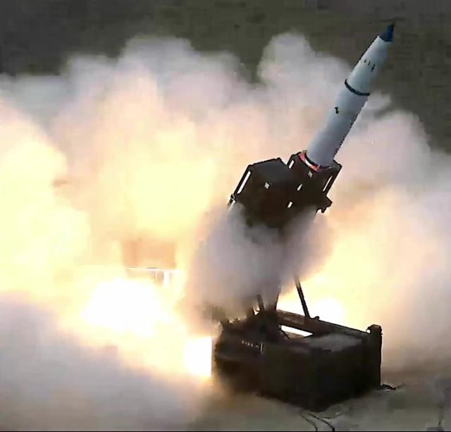 국방과학연구소가 지난해 5월 30일 독자개발 중인 장거리지대공유도무기(L-SAM)의 탄도탄 요격시험에 성공했다며 공개한 사진. 국방부 제공