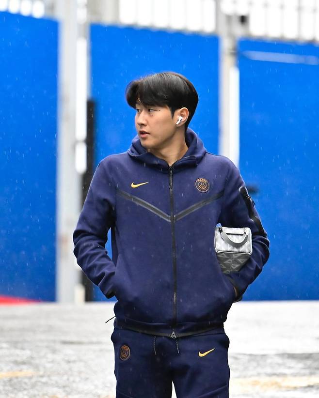 지난달 파르크 데 프랭스에서 열린 PSG와 르 아브르의 경기. 경기 전 입장하는 이강인의 모습. 사진=PSG