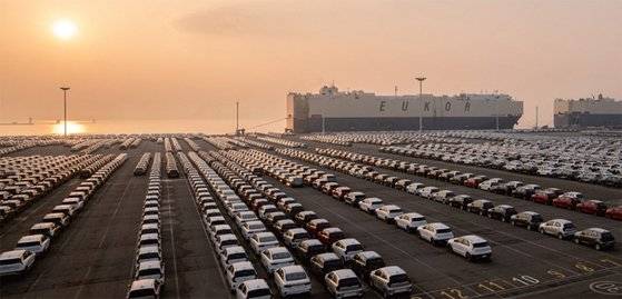 경기도 유일의 국제항인 평택 포승읍 평택항 내 현대자동차 수출 부두의 모습.