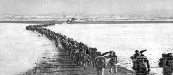 1950년 말 한국 전선으로 향하는 중공군 대열이 압록강을 건너고 있다. [중앙포토]