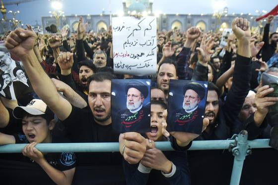 23일 이란 마슈하드 지역의 주민들이 헬리콥터 추락 사고로 숨진 에브라힘 라이시 대통령을 애도하면서 구호를 외치고 있다. [AFP=연합뉴스]