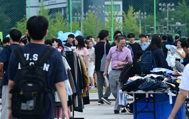 ▲ 강원대학교 가을 축제인 백령 대동제가 춘천캠퍼스에서 시작된 지난해 9월 19일 학생들이 축제장으로 향하고 있다. [강원도민일보 자료사진]