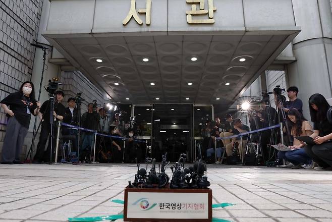 취재진들이 24일 서울중앙지법에서 음주 뺑소니 혐의를 받는 가수 김호중을 취재하기 위해 기다리고 있다./김범준 기자