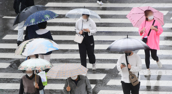 비가 내리는 가운데 부산의 한 횡단보도에서 시민이 걷는 모습. 국제신문DB