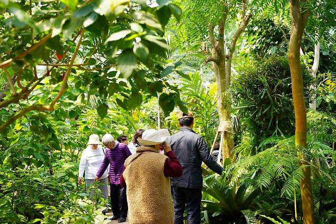 Visitors enjoy a light stroll inside Bucheon Lake Botanic Park in Bucheon, Gyeonggi Province, May 16. (Lee Si-jin/The Korea Herald)