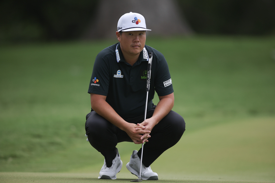 Im Sung-jae waits to putt on the fifth green during the second round of the Charles Schwab Challenge at Colonial Country Club in Fort Worth, Texas on Friday. [GETTY IMAGES]