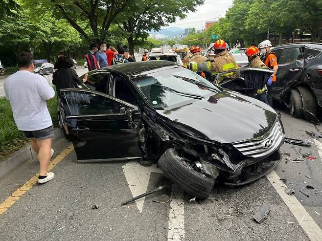 25일 오전 11시 11분께 대구 달서구 신당동 문화대삼거리 교차로에서 8중 추돌사고가 발생, 9명이 병원으로 이송됐다. 대구소방안전본부 제공