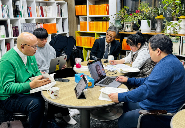 한국교회생태계연구네트워크 회원들이 지난해 11월 서울 마포구 함석헌기념사업회에서 모임을 갖고 있다. 교생연N 제공