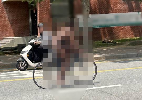 대학 교정 내에서 나체로 자전거를 탄 외국인 유학생. 온라인 커뮤니티 캡처