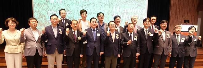 24일 서울 양재동 aT센터에서 열린 ‘지방의 미래 치유산업으로 열다’ 세미나에 참석한 주요 인사들이 화이팅을 외치고 있다.