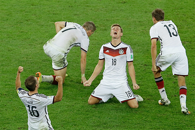 토니 크로스(18번)가 2014년 제20회 FIFA 브라질월드컵 제패 후 기뻐하고 있다. 독일축구협회 올해의 국가대표선수상을 통해 우승 일등 공신으로 인정받았다. 사진=AP=연합뉴스 제공