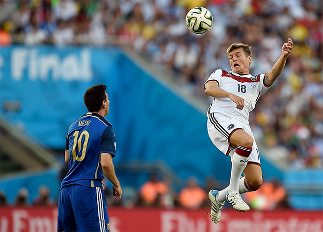 토니 크로스(18번)가 브라질월드컵 결승에서 아르헨티나 10번 리오넬 메시보다 먼저 헤더로 독일 볼을 따내고 있다. 사진=AP=연합뉴스 제공