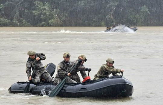 해병대 1사단 장병들이 2023년 7월 18일 폭우로 많은 인명 피해가 발생한 경북 예천 지역에서 소형고무보트(IBS)를 투입해 실종자 수색에 총력을 쏟고 있다. 해병대 1사단 제공