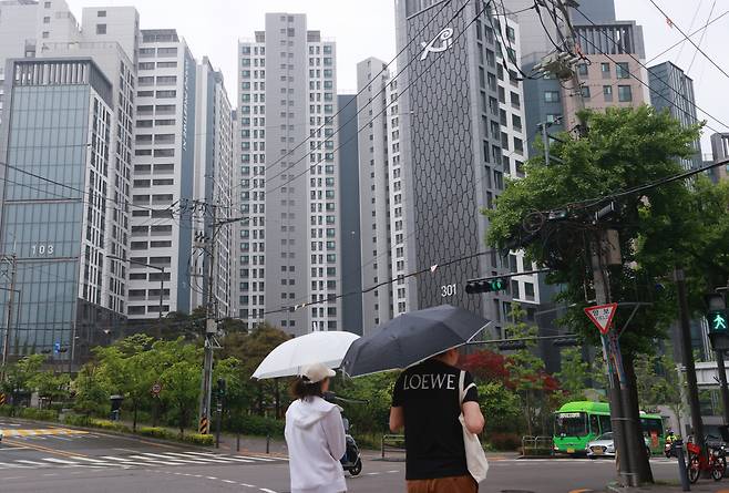 서울 한 아파트 단지 앞을 시민이 지나가고 있다.[연합]