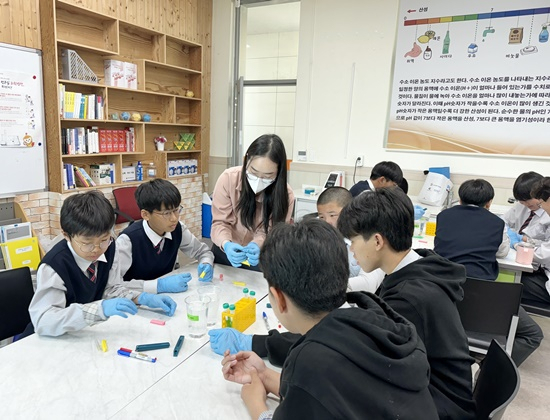 목포대학교가 나주 공산중학교를 찾아 과학 실험실 프로그램을 진행하고 있다.