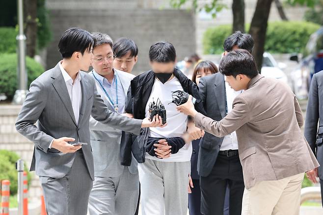 국가지정문화재인 경복궁 담장에 낙서하게 시킨 30대 남성이 25일 오후 구속 전 피의자 심문(영장실질심사)를 위해 서울 서초구 서울중앙지방법원에 출석하고 있다. [연합]