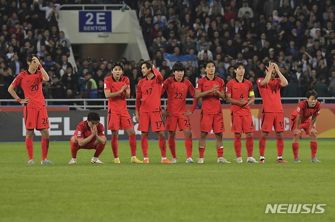 [타슈켄트=AP/뉴시스] 한국 20세 이하(U-20) 축구 대표팀 선수들이 15일(현지시간) 우즈베키스탄 타슈켄트의 분요드코르 경기장에서 열린 2023 아시아축구연맹(AFC) U-20 아시안컵 준결승 우즈베키스탄과의 승부차기를 초조한 표정으로 지켜보고 있다. 김은중 감독이 이끄는 한국은 연장전 끝 승부차기에서 1-3으로 패해 공동 3위로 대회를 마감했다. 2023.03.16.