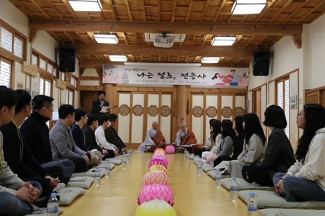 [서울=뉴시스]  '나는 절로, 전등사'편 진행 현장 (사진=대한불교조계종사회복지재단 제공) 2024.05.24. photo@newsis.com *재판매 및 DB 금지