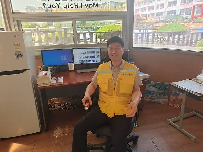 창원 용남초등학교에서 배움터지킴이로 근무하는 한길수씨가 학교 정문에 있는 배움터지킴이 사무실에서 인터뷰를 진행하고 있다.