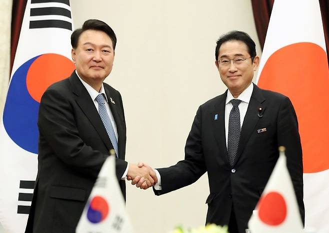 윤석열 대통령(왼쪽), 기시다 후미오 일본 총리. 연합뉴스