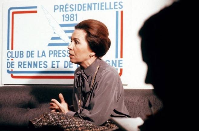 1981년 프랑스 대선을 앞두고 마리-프랑스 가로(당시 46세) 후보가 기자회견을 하는 모습. 가로의 대선 출마는 큰 화제가 되었으나 1차 투표 결과 1.33%의 득표율로 탈락했다. AFP연합뉴스