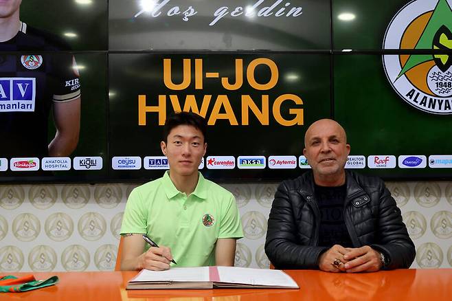 ▲ 25일(한국시간) 튀르키예 알란야&nbsp;바체셰히르 오쿨라르 스타디움에서 열린 2023-24시즌 튀르키예 수페르리그 최종전&nbsp;안탈리아스포르와 경기에 선발 출전해&nbsp;선제골이자 튀르키예 무대 데뷔골을 넣었다. 황의조의 골은 전반 3분 만에 나왔다. 페널티박스 안으로 침투한 에두아르도가 문전으로 건넨 공을 황의조가 달려들어&nbsp;오른발로 마무리했다. 황의조는 이날 득점으로 알란야스포르에서 이번 시즌을 8경기 1골로 마무리했다. 8경기중 2경기에 선발로 출전했다. ⓒ알란야스포르 SNS