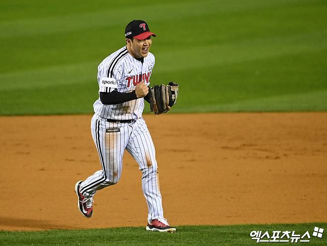 문보경은 25일 잠실구장에서 열린 '2024 신한 SOL Bank KBO 리그' NC 다이노스와 주말 3연전 두 번째 경기에서 6번타자 3루수로 선발 출전. 6회초 환상적인 수비로 병살타를 만들며 팀을 위기에서 구해냈다. 엑스포츠뉴스 DB