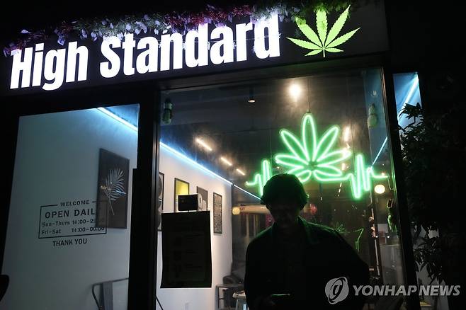 방콕 시내 대마 판매점 [AP 연합뉴스 자료사진. 재판매 및 DB 금지]