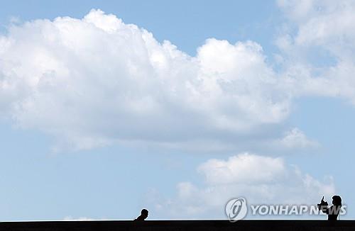 서울 용산구 국립중앙박물관에서 바라본 하늘. [연합뉴스 자료사진]