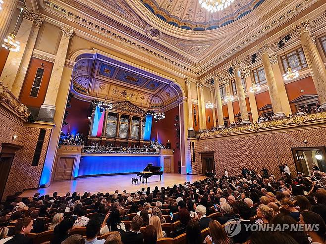 프라하의 봄 국제 음악 축제를 맞아 지난 24일 밤(현지 시간) 조성진 피아노 콘서트가 열린 프라하 루돌피늄. [사진/성연재 기자]