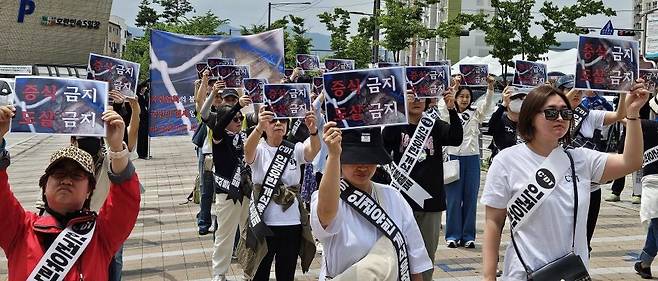 "개 증식 멈춰라"  (성남=연합뉴스) 이우성 기자 = 동물보호단체는 25일 경기 성남시 모란시장 앞에서 개 식용금지법 이후 정부 보상을 노리고 개를 증식 및 확장하는 개 식용 관련 종사자들을 규탄하는 집회를 열었다. 2024.5.25 
    gaonnuri@yna.co.kr