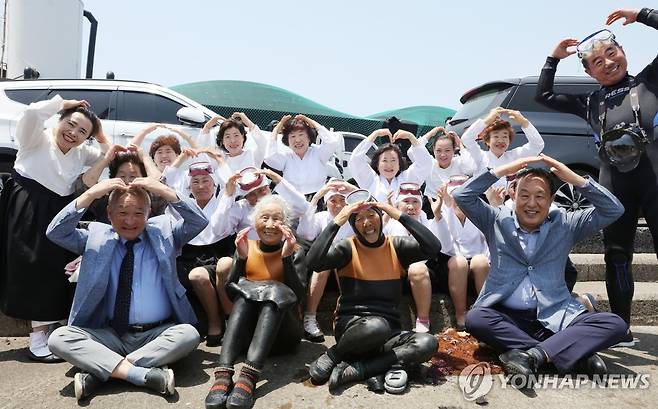 은퇴하는 해녀 삼춘들 "사랑합니다" (제주=연합뉴스) 김호천 기자 = 25일 오후 제주시 한림읍 귀덕2리에서 은퇴식에 참가하는 해녀들과 김성근 귀덕2리어촌계장, 정영애 해녀회장, 양영철 제주국제자유도시개발센터(JDC) 이사장, 양종훈 제주해녀문화예술연구협회장 등이 기념사진을 찍고 있다. '삼춘'은 제주에서 남녀를 구분하지 않고 자신보다 나이가 많은 윗사람을 친근하게 부를 때 많이 쓰는 표현이다. 2024.5.25 khc@yna.co.kr