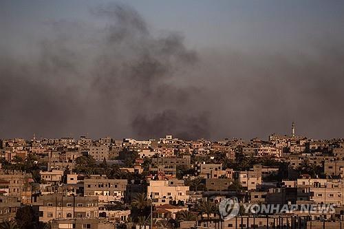 이스라엘 공습으로 연기가 나고 있는 가자지구 남부 라파  [EPA=연합뉴스 자료사진. 재판매 및 DB금지]