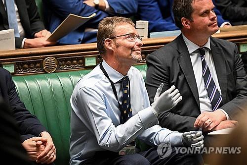 패혈증에 걸려 사지 절단 후 기적적으로 의회에 복귀한 크레이그 맥킨레이 영국 의원 [AFP 연합뉴스 자료사진]