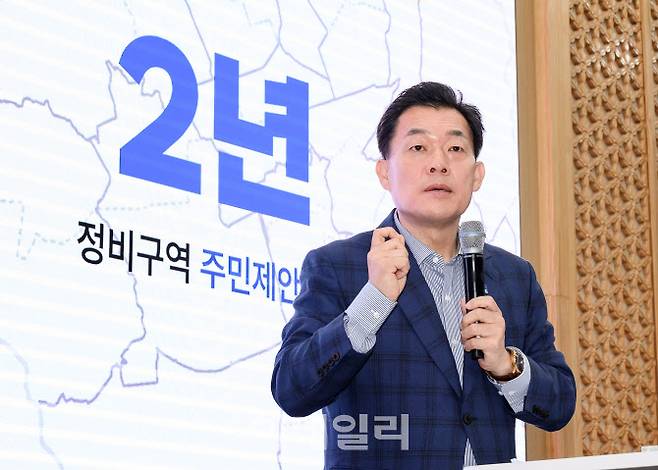 지난 22일 수원시청 중회의실에서 이재준 수원시장이 기자회견을 열고 ‘수원형 도심 재창조 2.0 프로젝트’를 발표하고 있다.(사진=수원시)