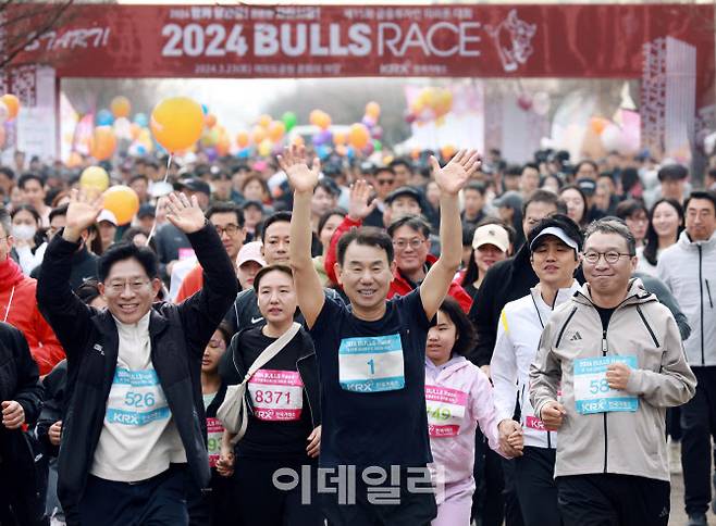 정은보 한국거래소 이사장(사진 정가운데)이 지난 3월 열린 한국거래소의 ‘불스마라톤’에서 5km 레이스 참가자들과 출발에 앞서 기념 촬영을 하고 있다. [한국거래소 제공]