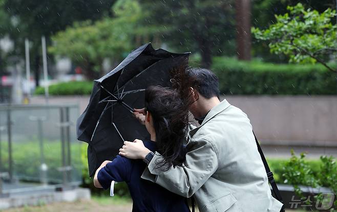 전국에 강풍을 동반한 비가 예고된 11일 오후 서울 종로구 도심을 지나는 한 시민들이 강한 바람에 위태로운 모양의 우산에 의지한 채 발걸음을 재촉하고 있다.  2024.5.11/뉴스1 ⓒ News1 박정호 기자