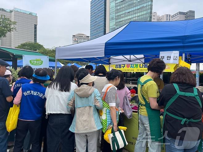 지난 24일 서울 성동구 앞 광장에서 열린 무안군 농산물 판매 부스(무안군 제공)/뉴스1