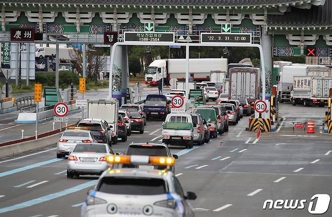 차량들이 경부고속도로 경주요금소를 지나가고 있다. /뉴스1 ⓒ News1 공정식 기자