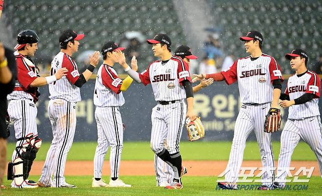 26일 잠실야구장에서 열린 NC와 LG의 경기, LG가 6대3으로 승리하며 4연승을 달렸다. 승리의 기쁨을 나누는 LG 선수들의 모습. 잠실=허상욱 기자wook@sportschosun.com/2024.05.26/