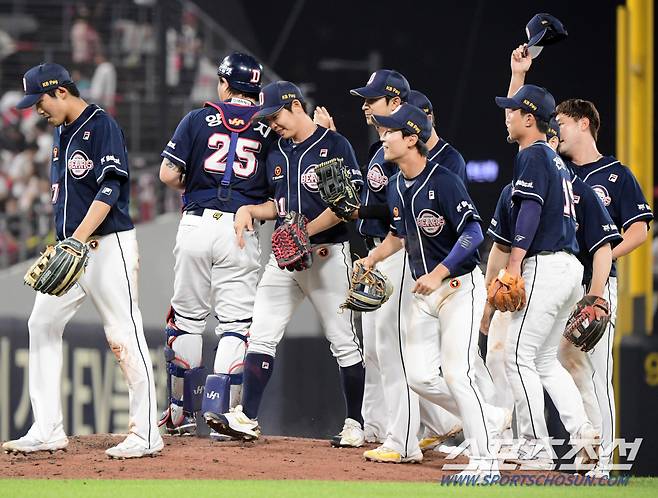 24일 광주 기아 챔피언스필드에서 열린 두산과 KIA의 경기. 두산이 7대5의 짜릿한 역전승을 거뒀다. 두산 선수들이 환호하고 있다. 광주=정재근 기자 cjg@sportschosun.com/2024.5.24/