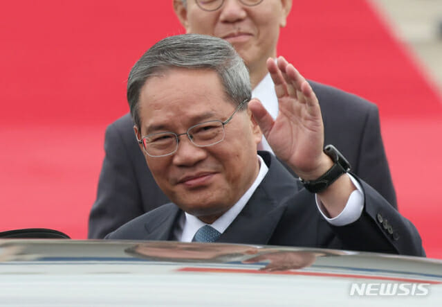 한일중 정상회의에 참석하는 리창 중국 총리가 26일 서울 성남공항에 도착해 손을 흔들고 있다.(사진=뉴시스)