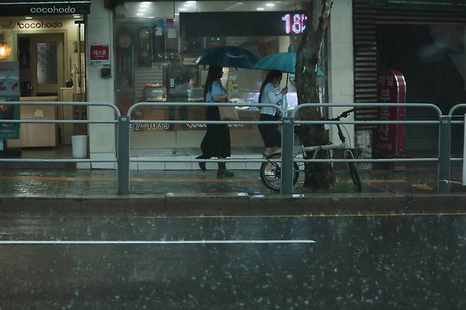 서울, 오늘날씨, 내일날씨, 전국날씨, 주간날씨 ©bnt뉴스: 일요일인 오늘(26일)은 기압골의 영향으로 전국이 대체로 흐리겠고, 오후부터 전국 곳곳에 비가 오겠다. 
