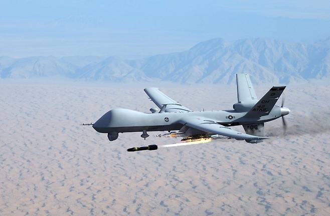 술레이마니 암살에 동원된 MQ-9 "리퍼" 공격 드론이 발사하는 헬파이어 미사일/미 육군