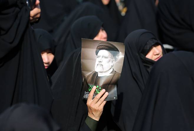이란 시민들이 고(故) 에브라힘 라이시 이란 대통령을 애도하고 있다. /신화